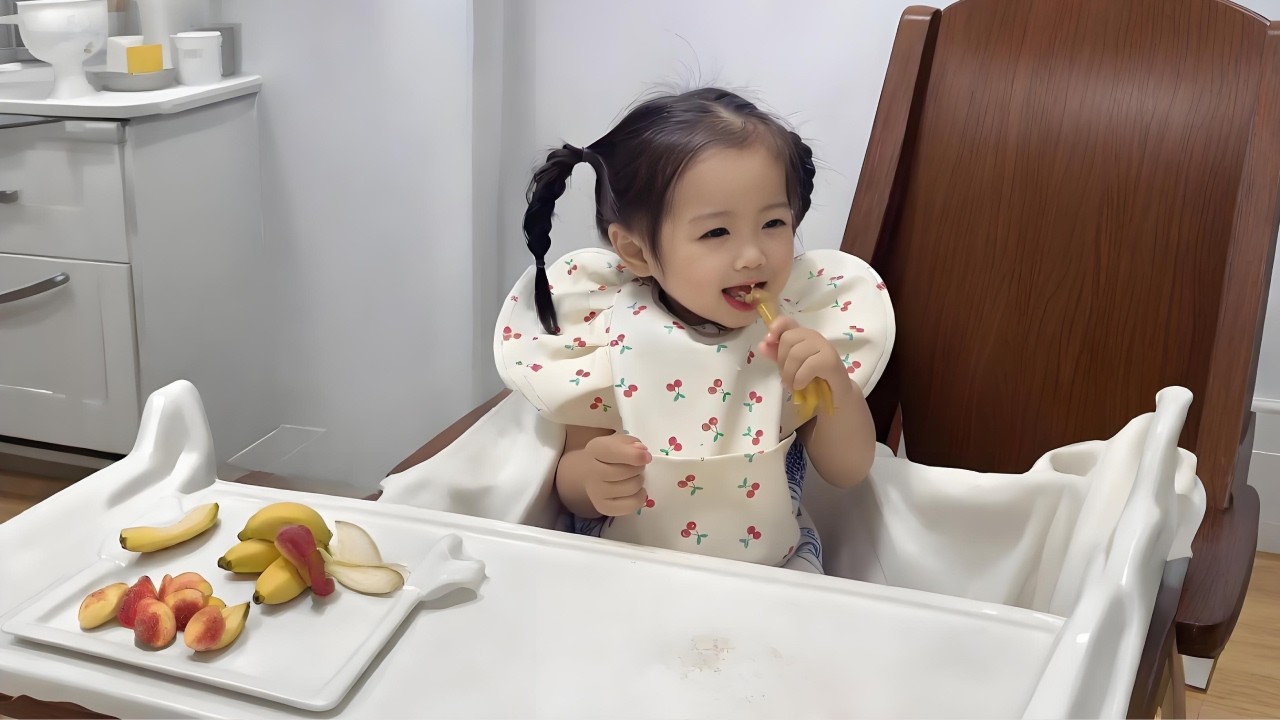 萌娃吃美食整个身体都在用力🤣孙肉肉说：好吃😋 ，太可爱了！【孙馨一】#萌娃 #搞笑