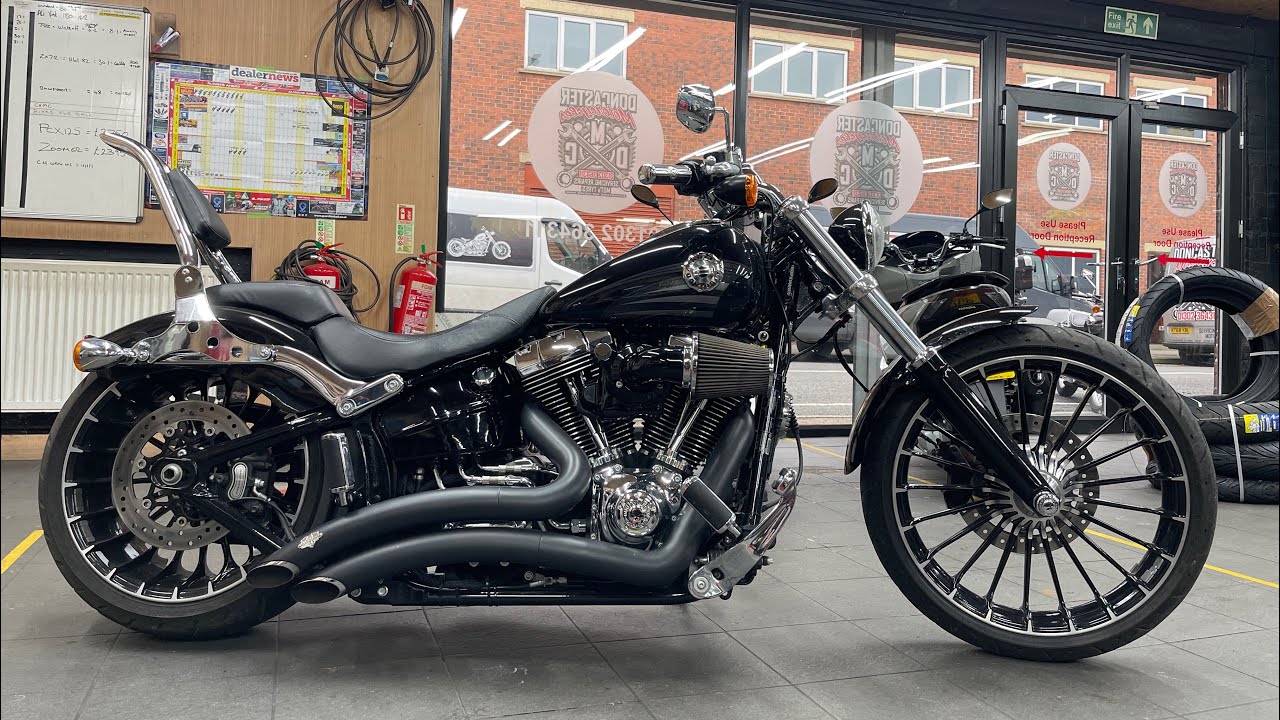 Мотоцикл Harley Davidson Breakout с пневматической подвеской SAS, установленной доктором Тепи в D...