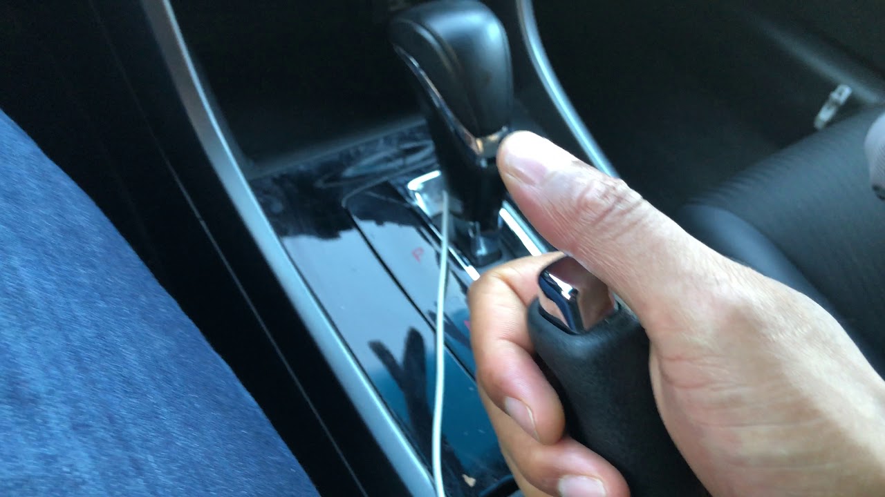 How to turn on/off the parking brake in a Honda Accord