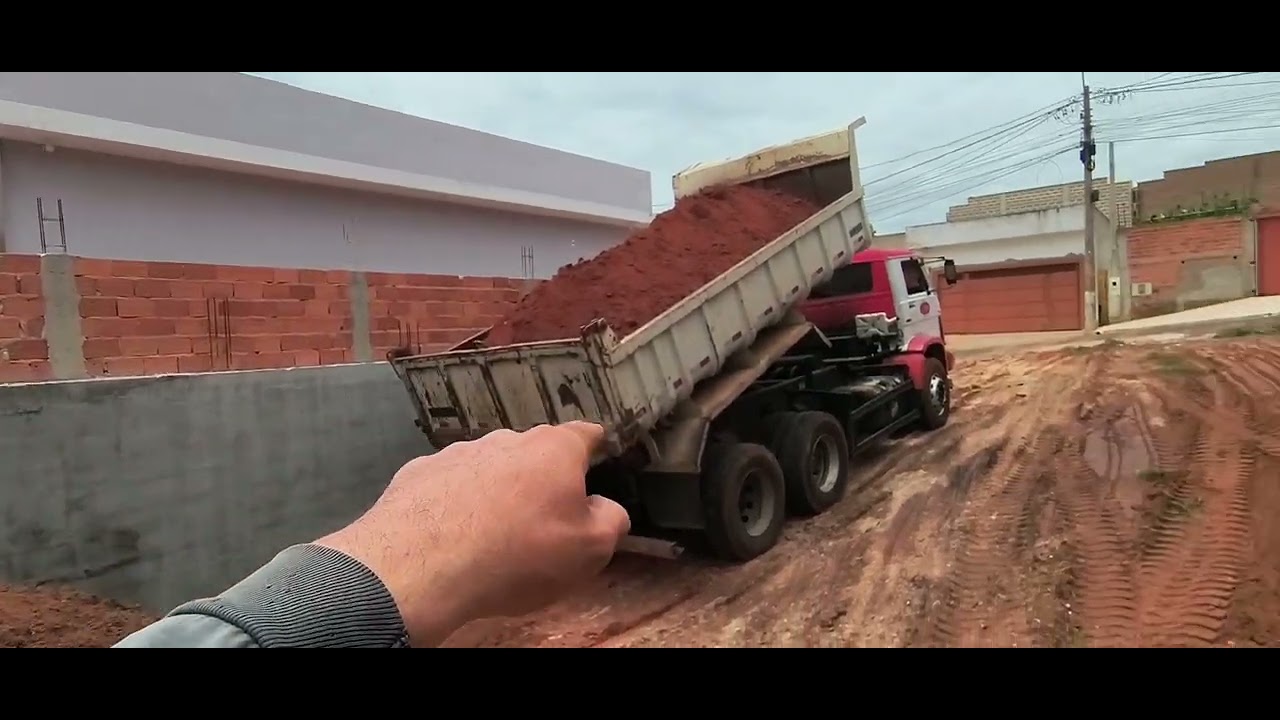 Fizemos um aterro, em Caio o Caminhão tiramos a terra na inchada pura bucha 💥💯