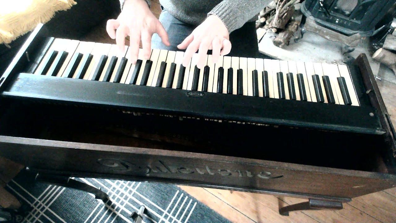 Testing Dulcitone keys Tom