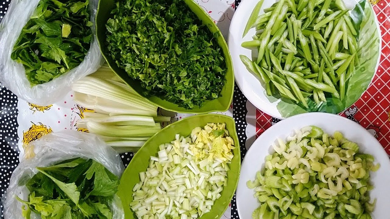 COMO LIMPAR AIPO/SALSÃO E APROVEITAR TALOS FOLHAS É CONGELAR #culinariacomcarmemrosa