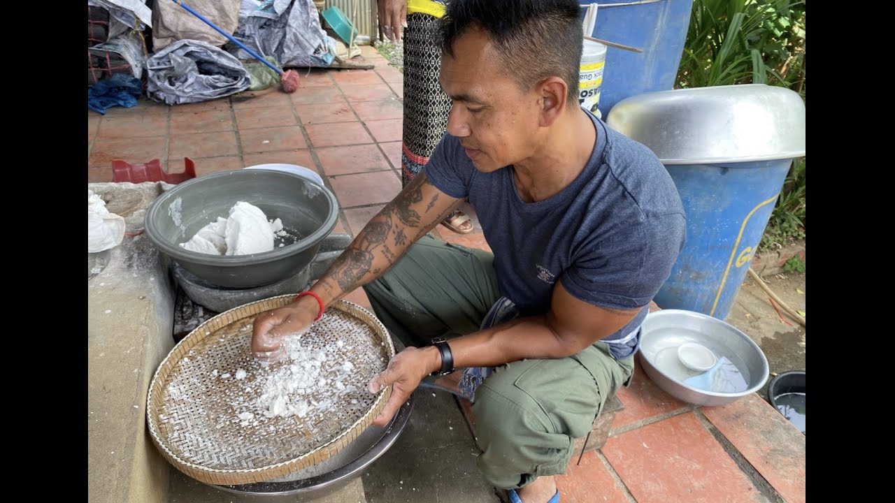 បង General រៀនធ្វើនំបំពង់នៅបាត់ដំបង  Bong General Learning how to Make Nom Bompong at Battambang