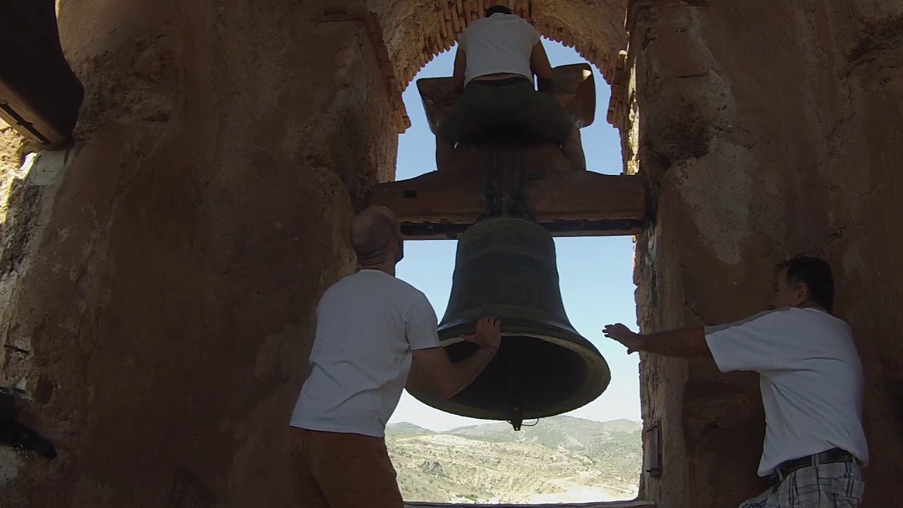 ASOMANDOSE A LA CAMPANA