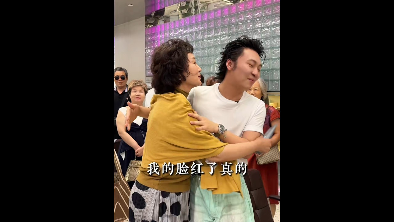 当你的头皮出现发红发黄发软红肿每天家里满地都是头发的时候这是身体向你发出的预警再不及时注重头发不知不觉的变特别是30+女性 海德老师拿出王牌产品赋强头皮防护润发乳并分享出科学养护头皮方法不仅头皮得到了
