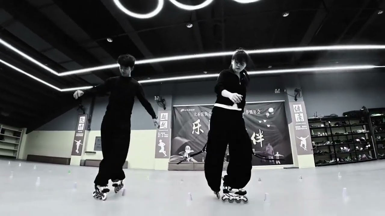 Reunited After Years: Zhong Chenen's Roller Skating Encounter with Tong Tong