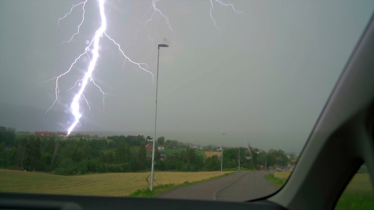 Kraftig lyn treffer to hus? 30. juli 21, Bø i Telemark // Powerful lightning strike!