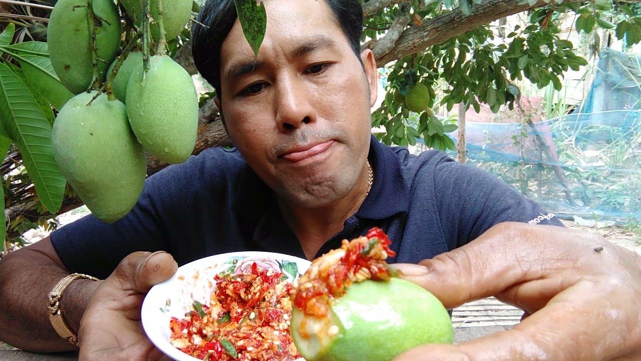 Wow Yummy  This Mango is delicious - អំបិលម្ទេសស្វាយខ្ចី
