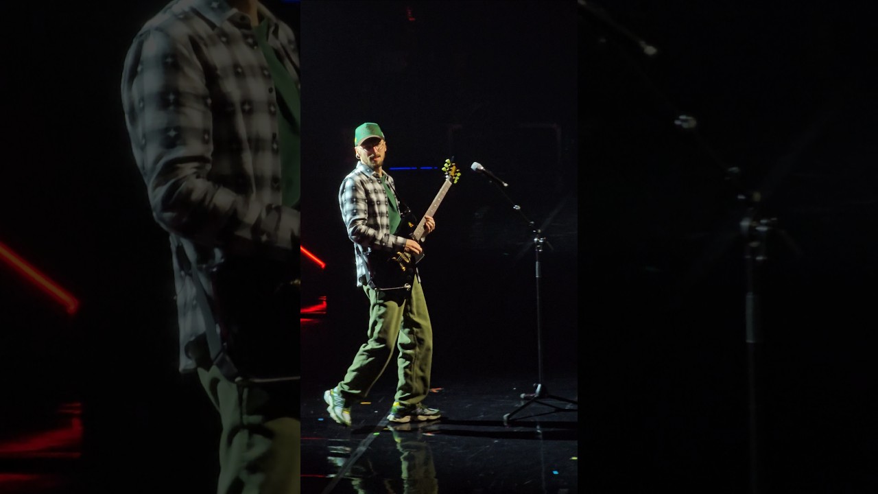 Kendall Schmidt Rocks The Guitar In Wembley 🎸🤘 