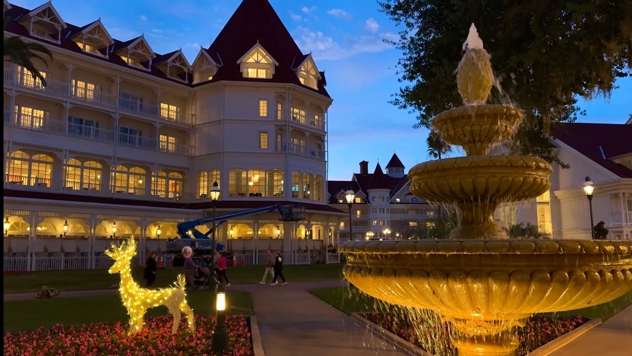Grand Floridian Lobby/ Full Christmas Piano Set Then Sunset Stroll!
