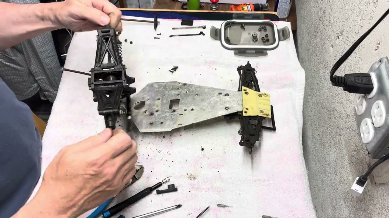 Vintage Kyosho Rampage GP-10 Nitro - Disassembly