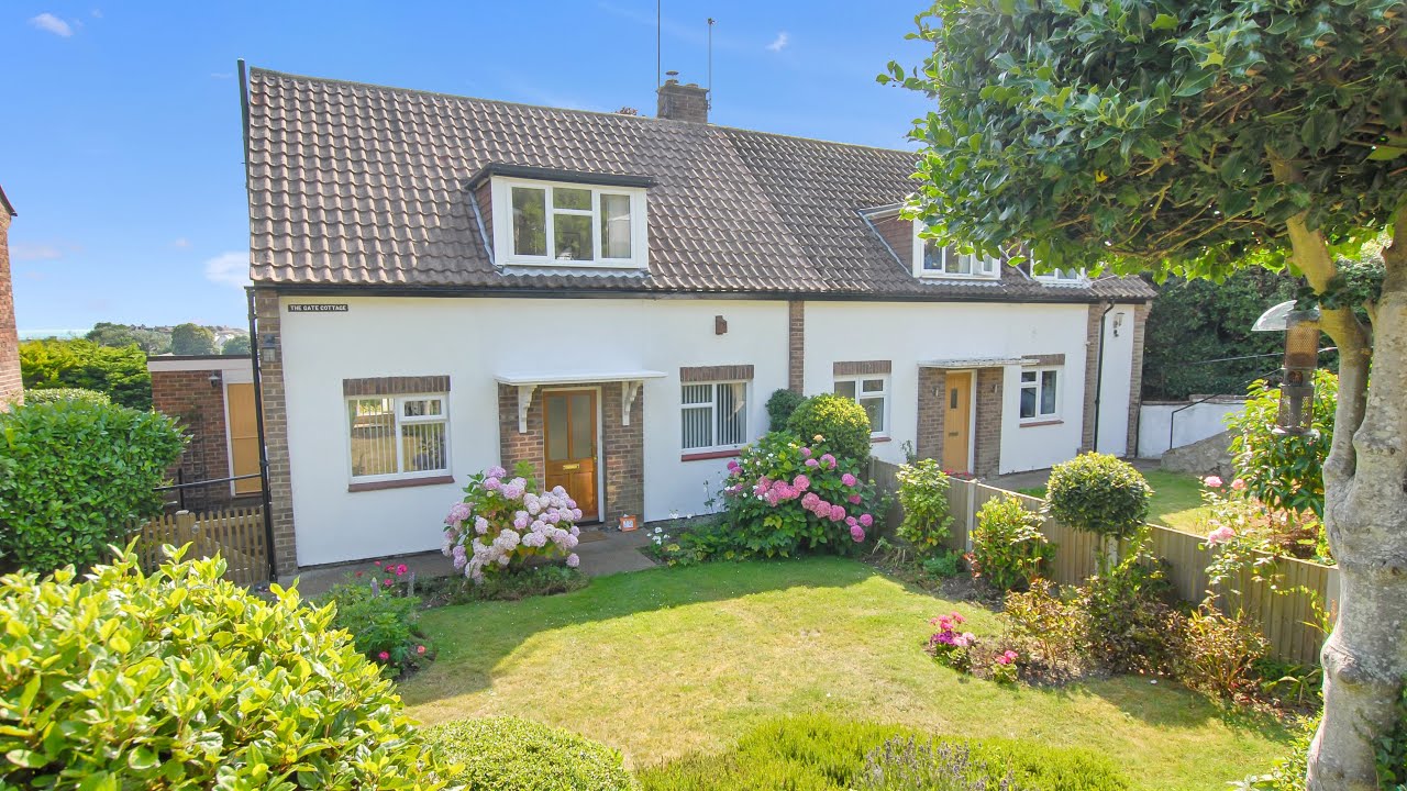The Gate Cottage, Cannongate Road, Hythe CT21 5PX.  £475,000 Freehold.  Call 01303 266022 to view.