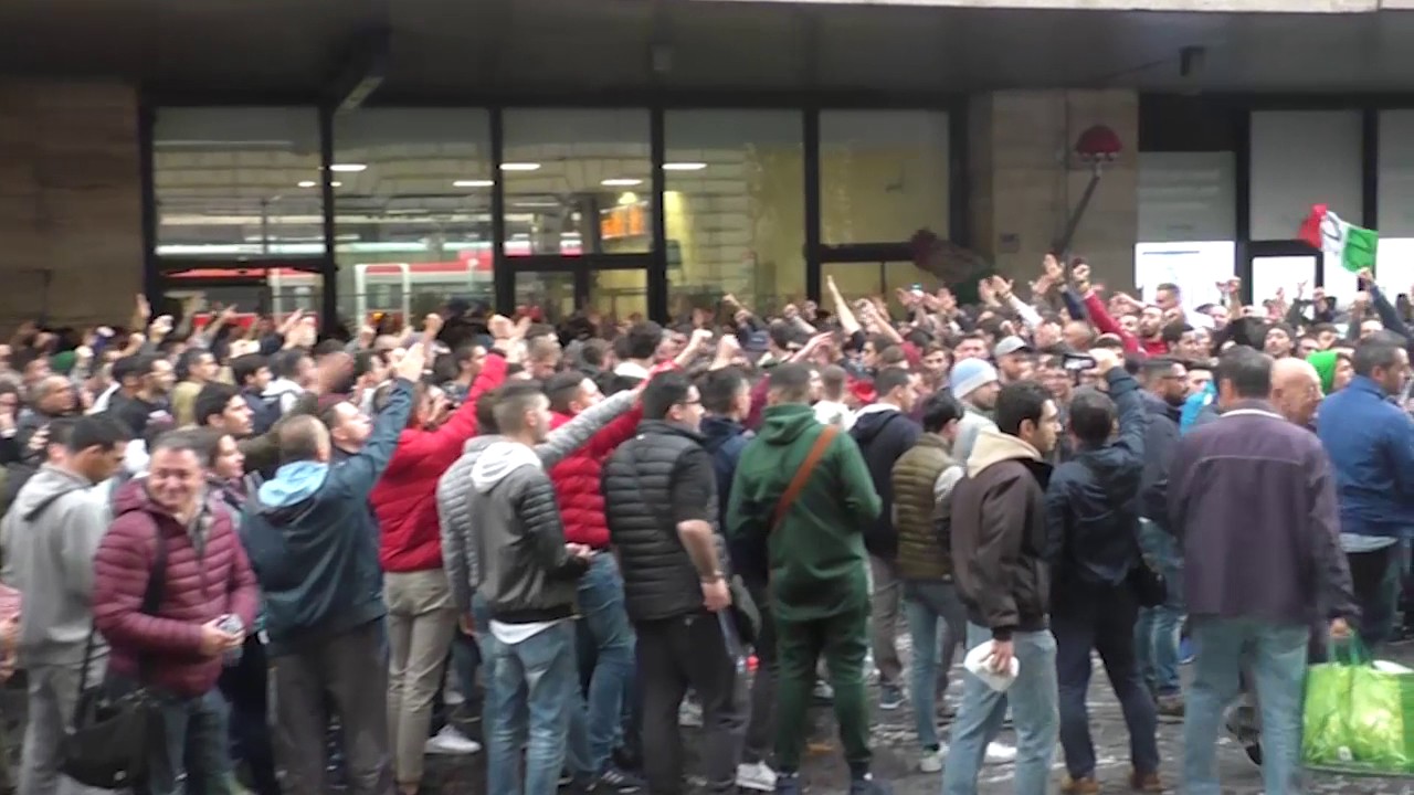 Gli ultras della Lazio a Termini tra saluti romani e cori contro i napoletani