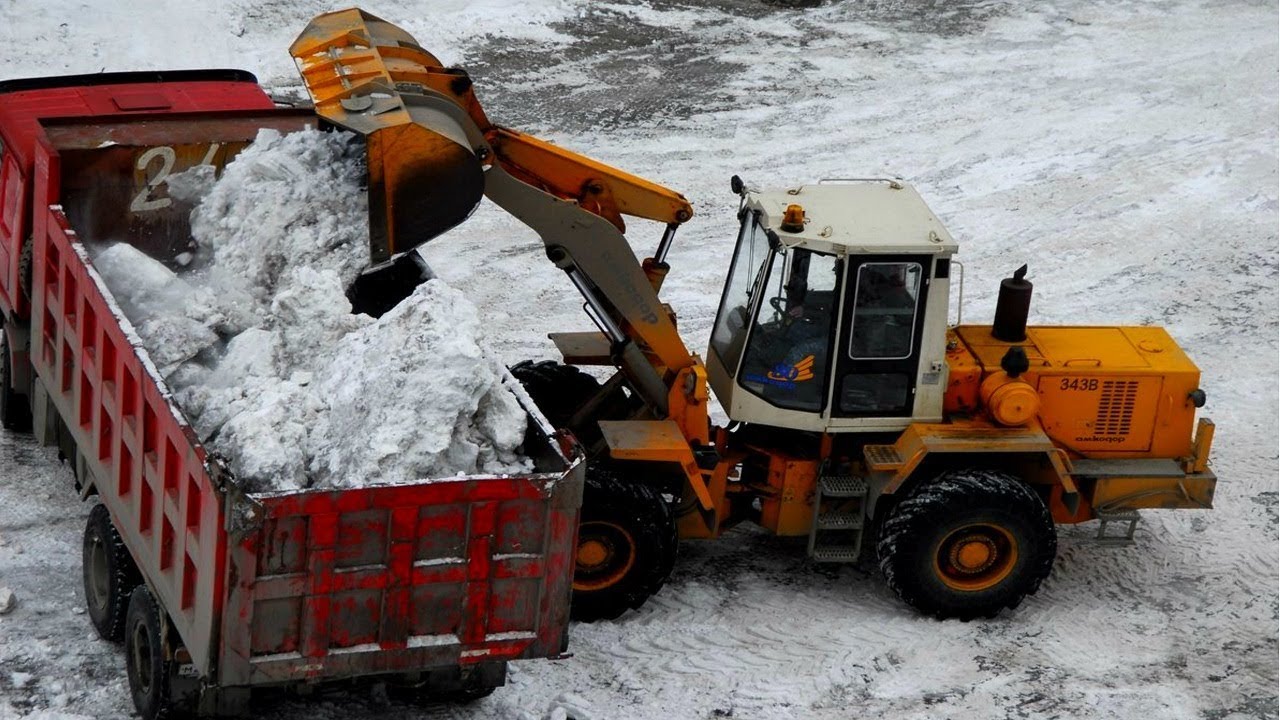 ТРИ ТРАКТОРА УБИРАЮТ СНЕГ Синий #Трактор #Мультик про #машинки Snow Blower #Tractors snow #removal