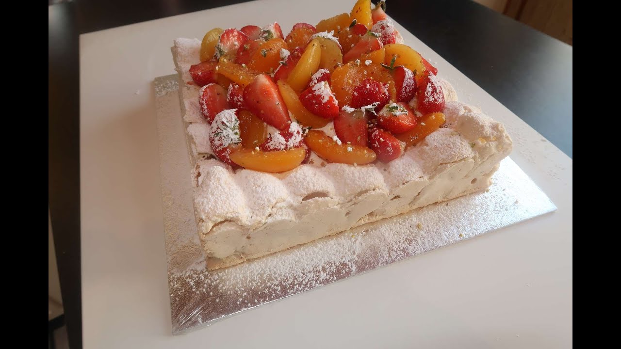 Dacquoise à la crème chantilly, abricot et fraise  ( ou fruit au choix )facile
