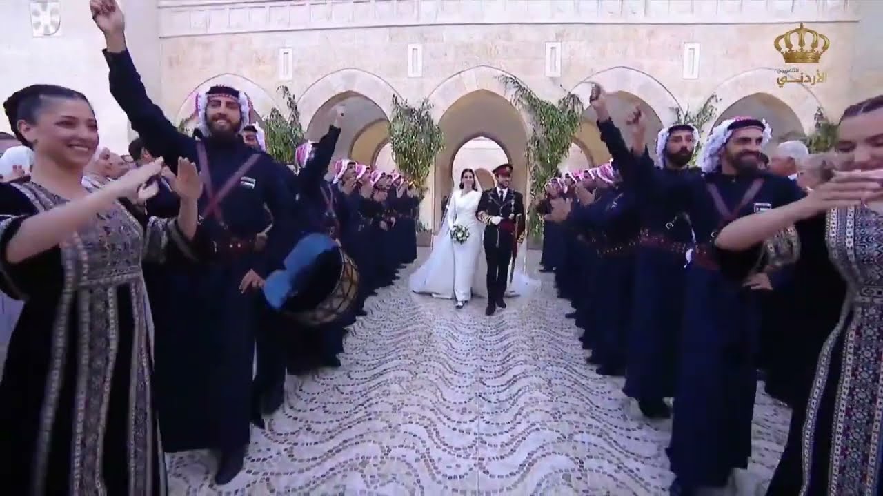 زفة أردنية لسمو ولي العهد والأميرة رجوةُ الحسين حين وصولهما إلى قصر الحسينية