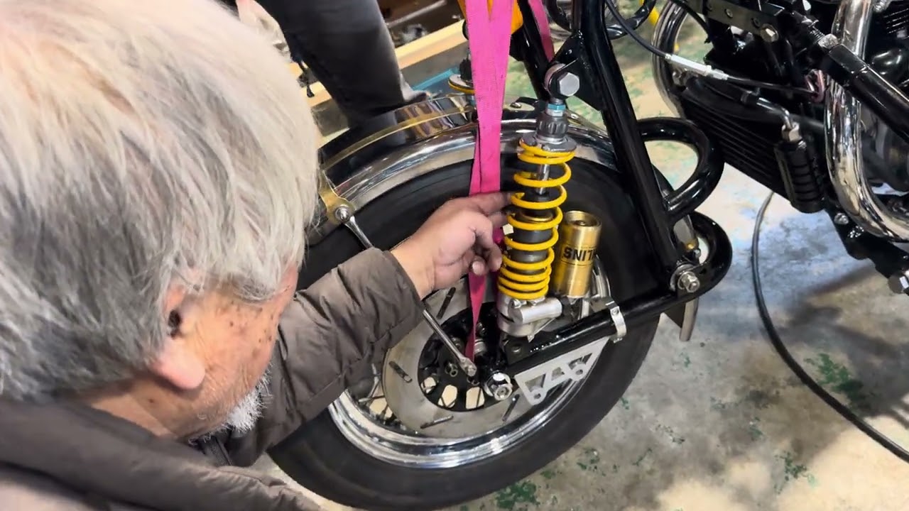70歳の休日。KAWASAKI  W1SAサイドカーを黙々と整備する、昭和男の時間