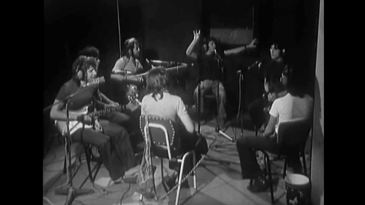 להקת כוורת מציגה - צפוף באוזן כתבה 1975