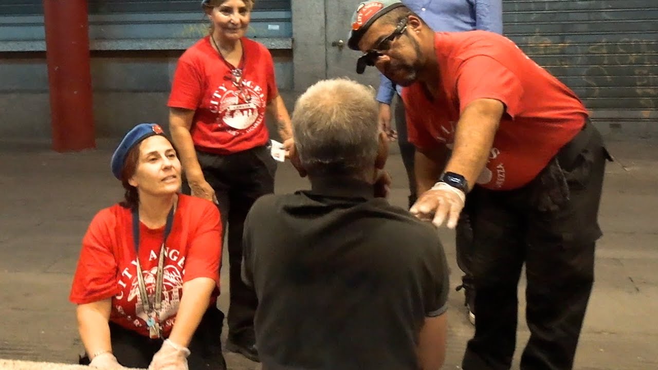 Ferragosto a Milano, ai senzatetto pensano i City Angels con doccia e cibo