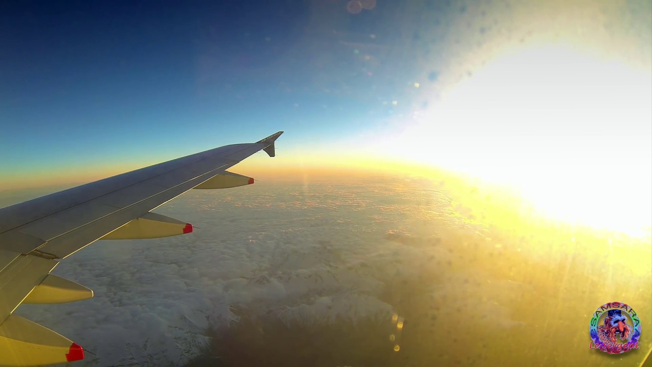 Vlog Timelapse 4k depuis le hublot d'un avion en Corse du sud avec lever de soleil à l'horizon