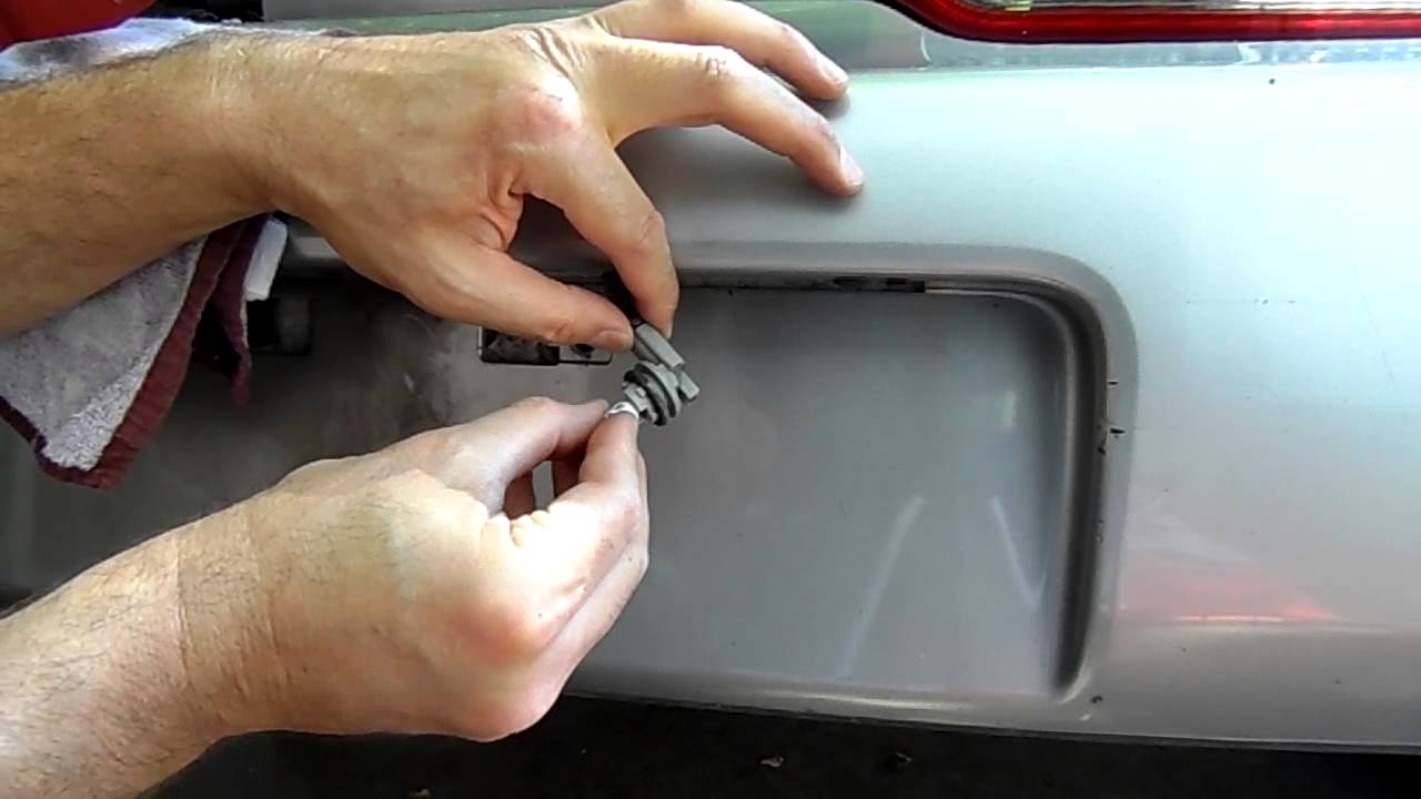 Nissan Cube License Plate Light Bulb Replacement