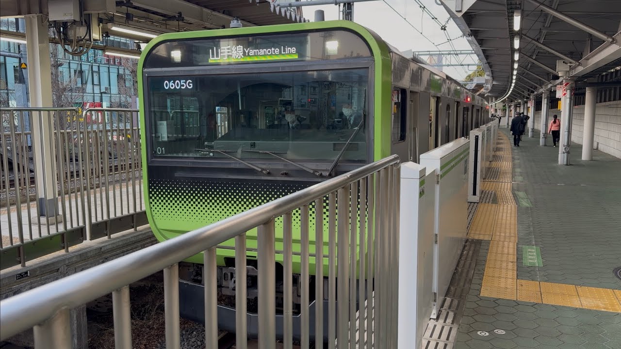 【4K高画質】E235系0番台ﾄｳ01編成（トップナンバー）が山手線新宿・池袋方面行きとして原宿駅2番線を発車するシーン（0605G）2026.3.6.6:35