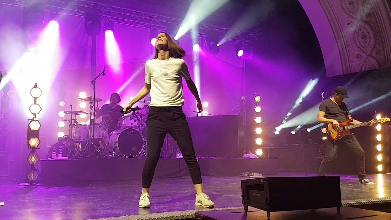 Christina Stürmer im Haus Auensee Leipzig mit dem Lied Ich hör auf mein Herz