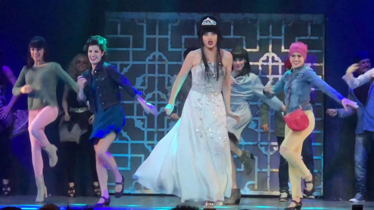 Lorella Cuccarini cade a Bari - La Regina Di Ghiaccio Il Musical 11 Febbraio 2018 Teatroteam