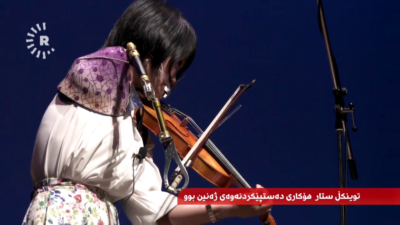 ژنێکی ژاپۆنی بە یەک دەست کەمان دەژەنێت