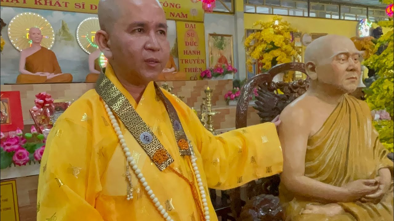 Thầy Thích Huệ Viễn Phát Gạo Từ Thiện Và Bức Tượng Sáp Lạ