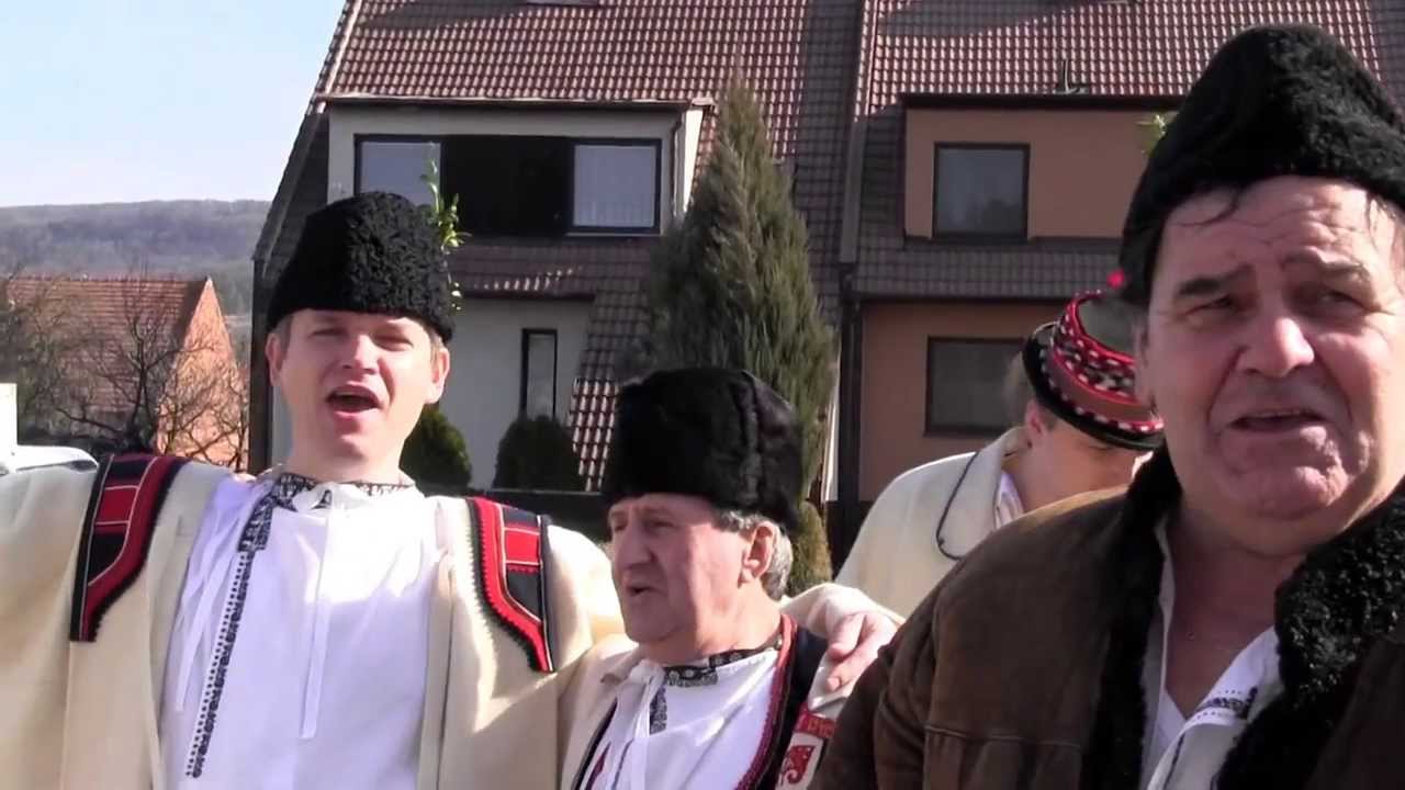 VELKÁ NAD VELIČKOU-Začíná nedělní fašanková obchůzka po dědině se dvěmi skupinami muzikantů, zpěváků