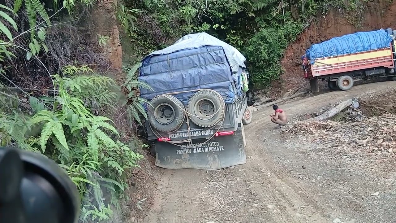 Jembatan darurat dan tanjakan terjal lintas papua