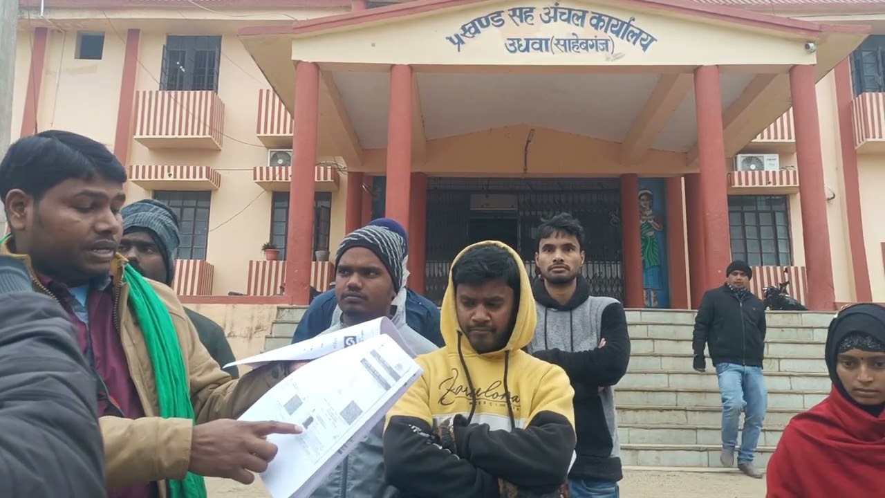 सीएससी संचालक के उपर आरोप लगाया है कि लोगो कि डोकोमेंट में सुधार कि वजह गलती कर रही है इस संबंध में 