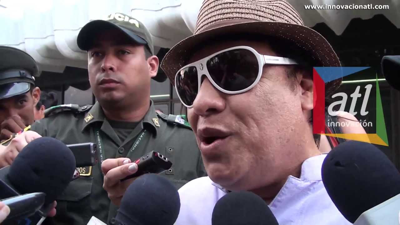 Juan Gabriel arriba al aeropuerto Alfonso López para cantar en el Parque de la Leyenda Vallenata