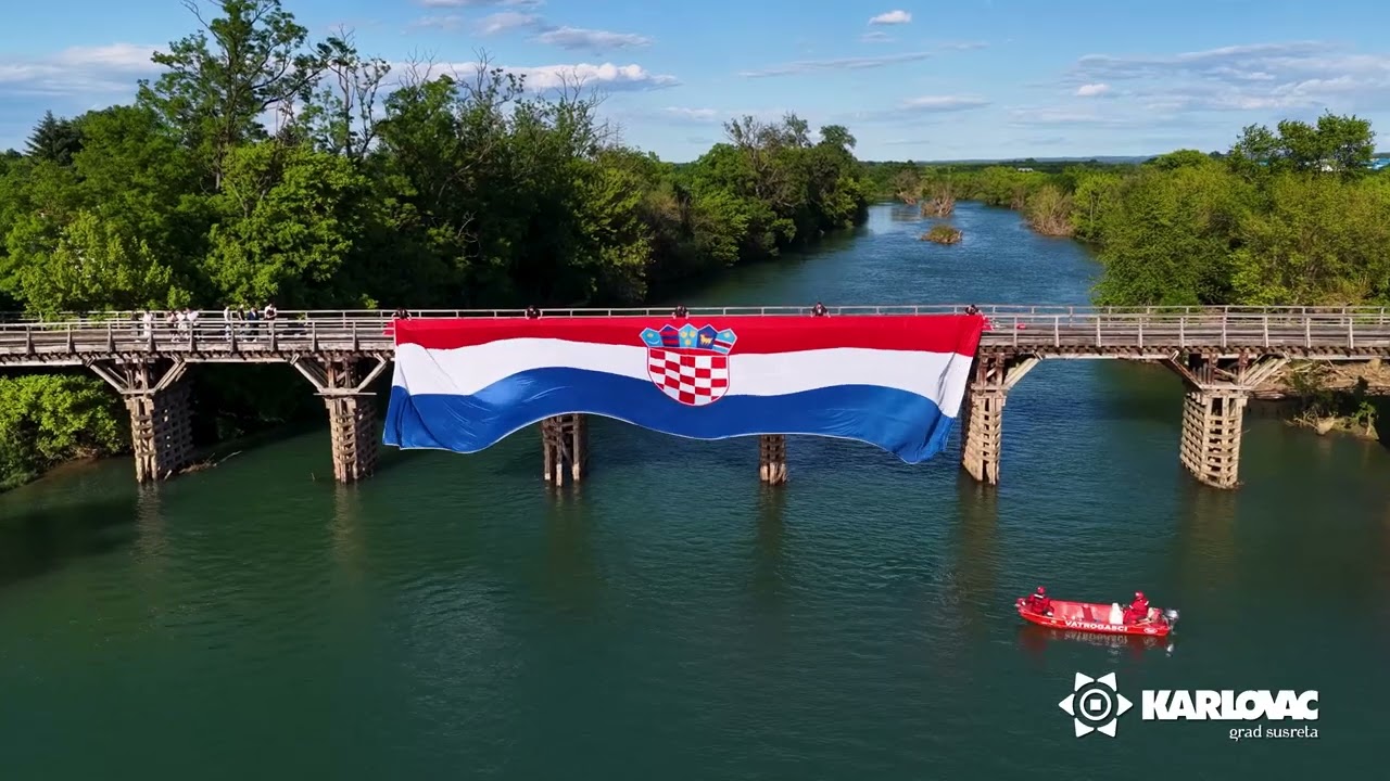 Hrvatska zastava na Drvenom mostu | Karlovac