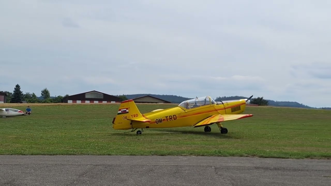 Letadlo typu Zlín Z-226MS OM-TRD vlečná pro Blaník OK-7711 Letiště Podhořany u Ronova nad Doubravou