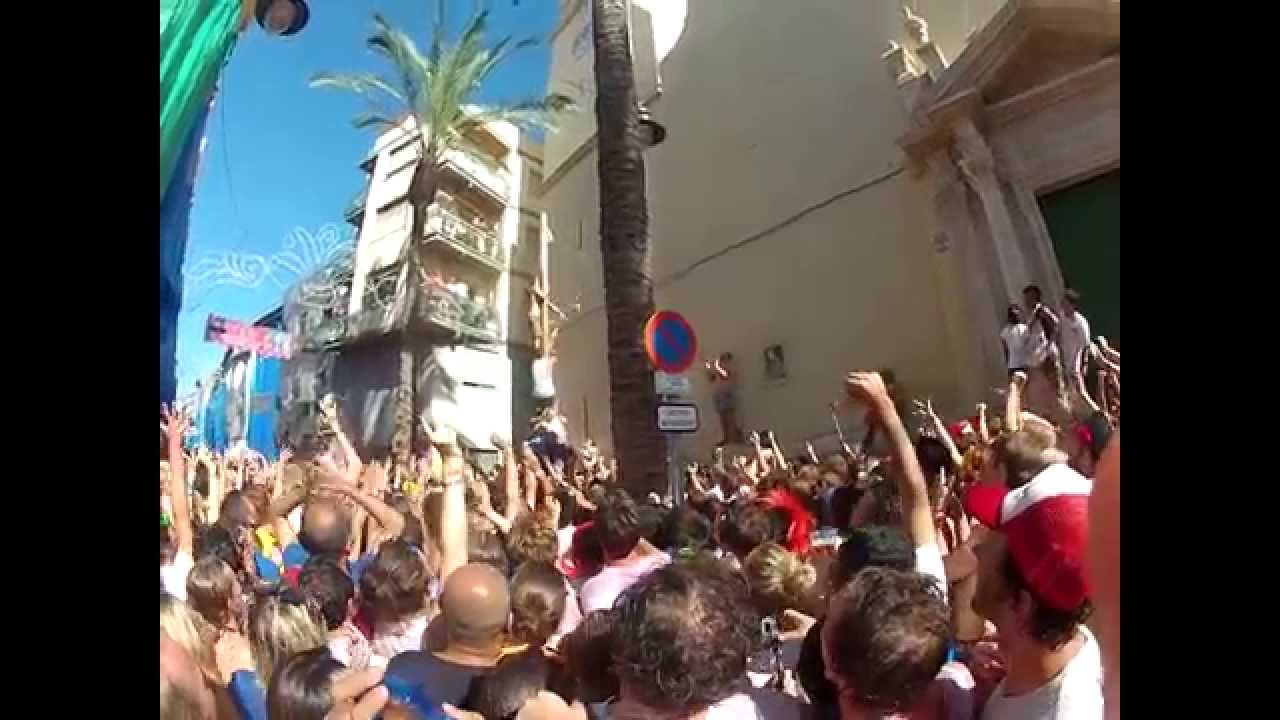 La Tomatina, Spain - Guy reaches the ham!