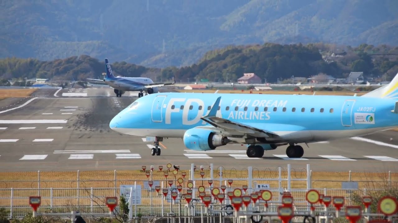 【高知空港】ANA A320が着陸、すぐ後ろでFDA E170が離陸準備｜離着陸の連続オペレーション
