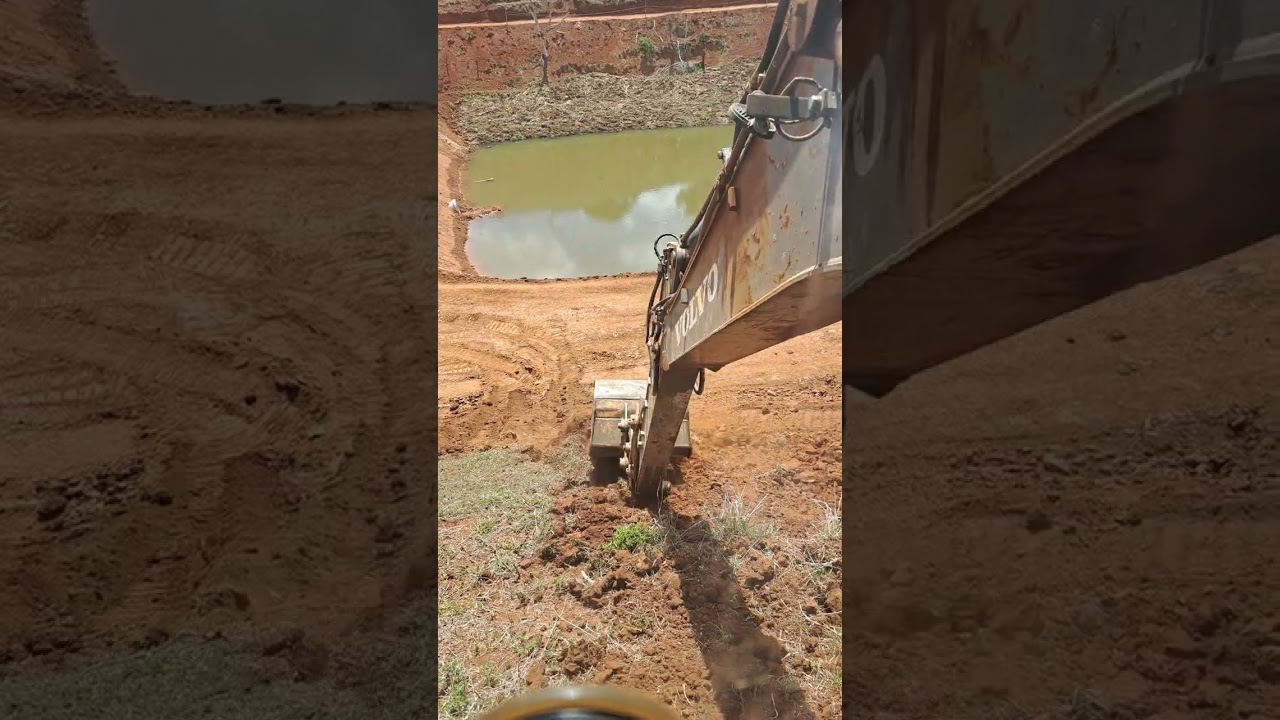 Quebrando um barranco com a escavadeira
