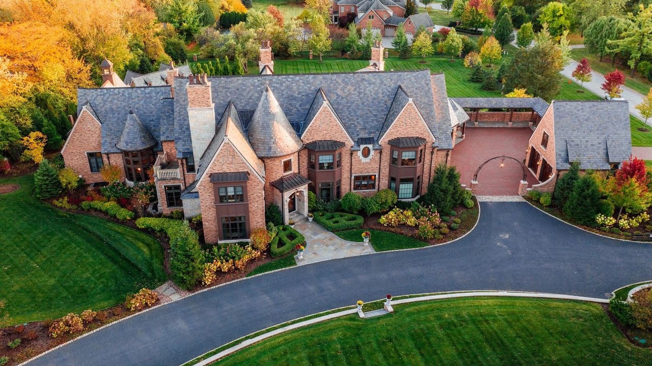 This $10,500,000 Iconic Estate in Illinois has an amazing outdoor entertaining area