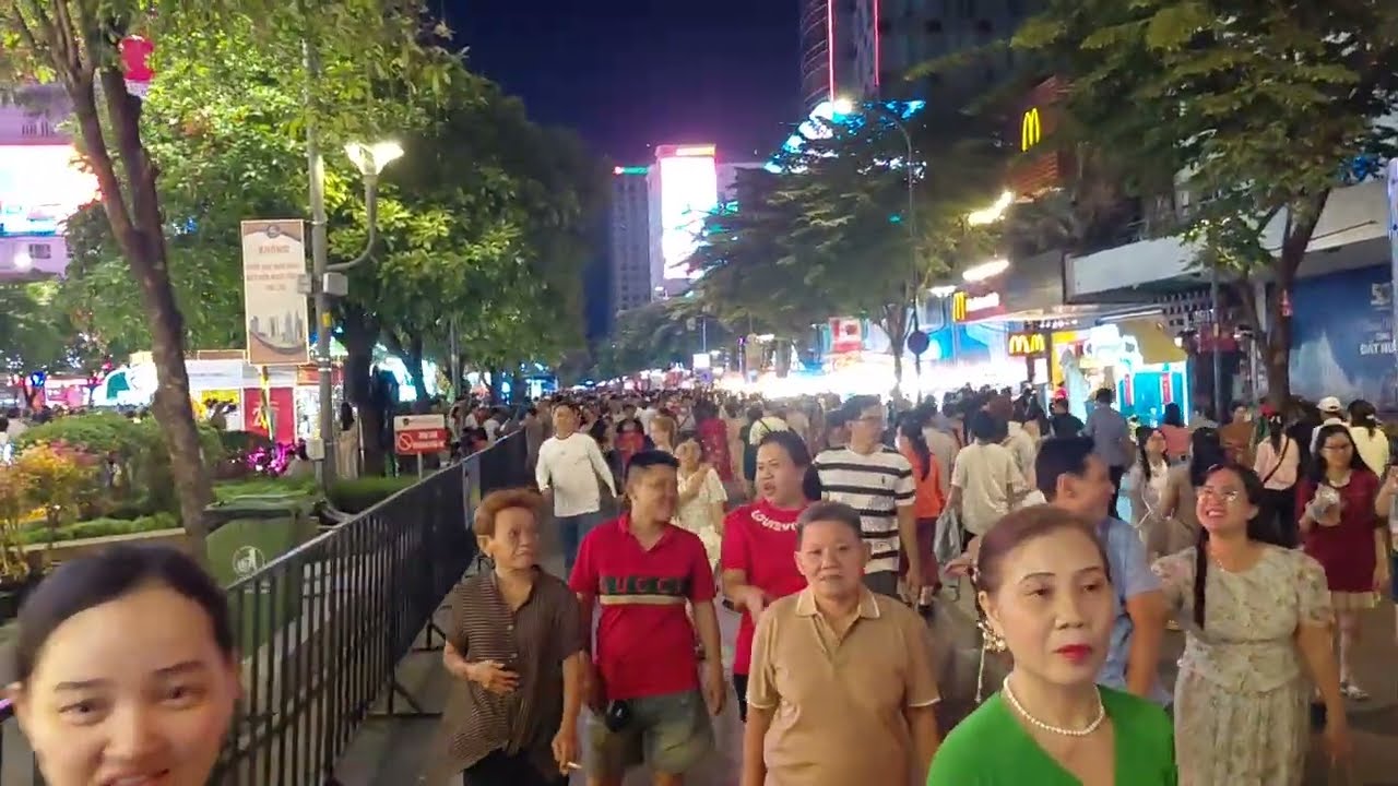 Không Ngờ Sài Gòn Đông Tới Mức Này Ban Đêm!