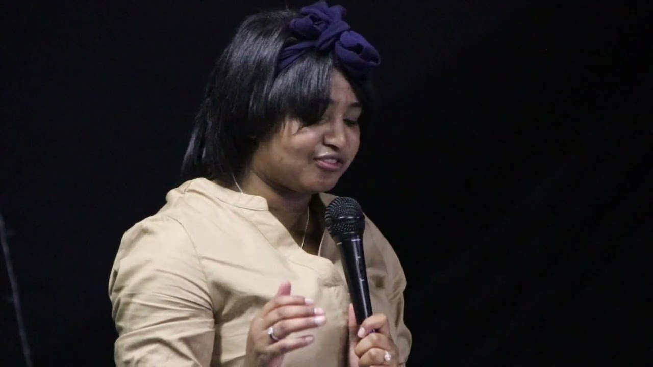 Suster Chanelle Joseph tydens haar sangaand te Postmasburg