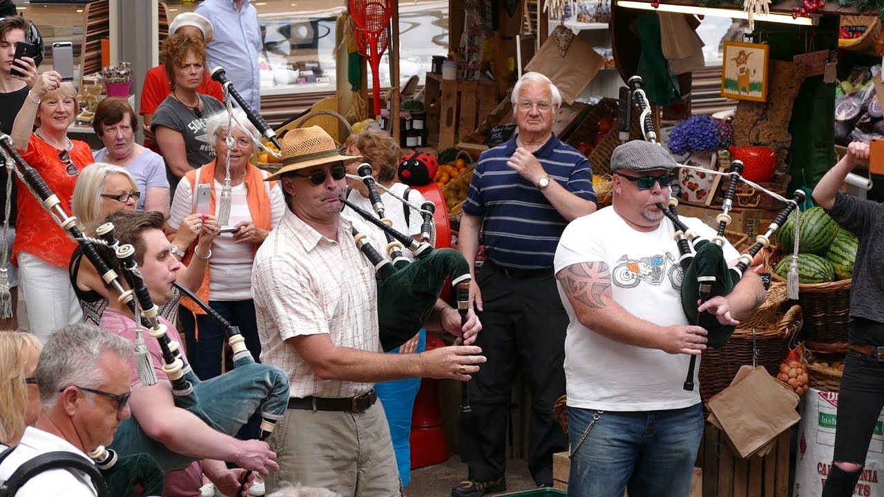flashmob of the jersey pipe band