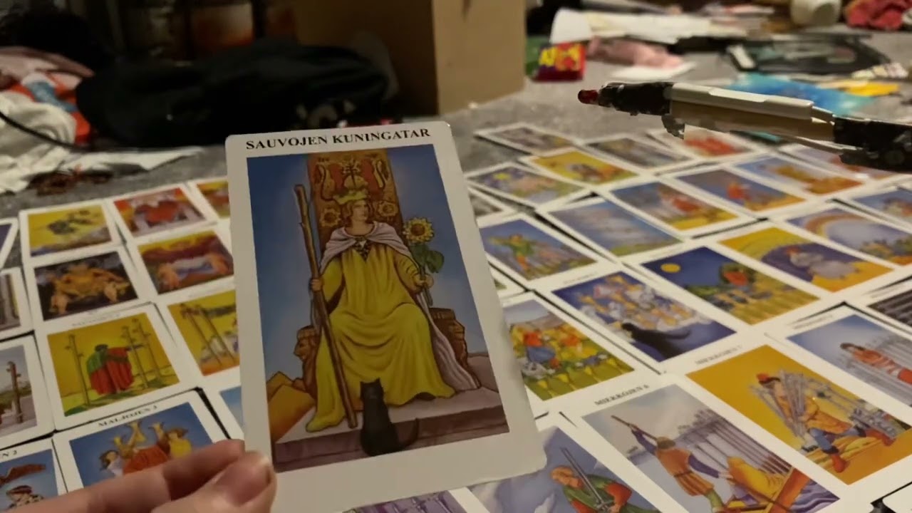 ASMR Tracing and tapping Tarot cards! (No talking)