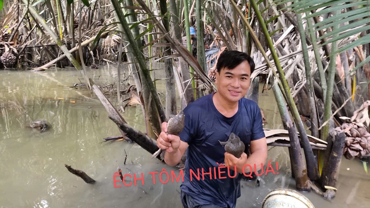 Một buổi xuống ao bắt ếch tôm, không ngờ dính nhiều vậy