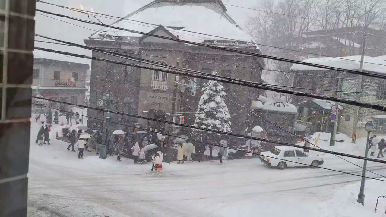 北海道旅遊 ￼￼小樽逛街街道￼下大雪￼￼ 在小樽音樂盒堂旁邊的￼溫暖的咖啡館裡 ￼喝咖啡送咖啡杯 看著外面美麗的白雪皚皚下雪積雪￼￼風景 ￼在鵝毛大雪的天氣裡面 咖啡續杯喝到飽 的銀之鐘咖啡館ep42