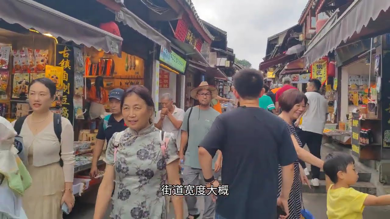 贵州夏季天气凉爽，花10元游览青岩古镇，景区人多热闹#旅行vlog #旅行 #vlog旅行记 #我的旅行日记 #旅行记 #旅行日记记录美好生活 #独自旅行 #vlog旅游 #旅行随拍