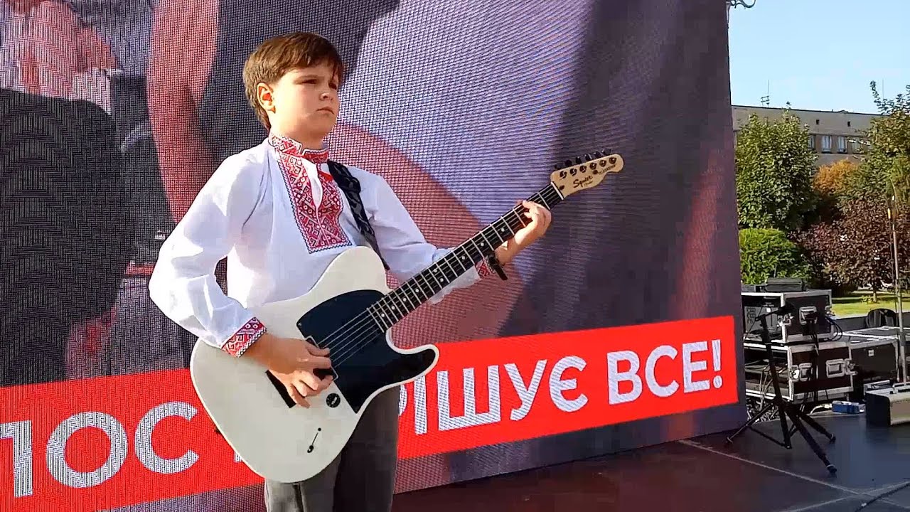 СУРОВЫЙ ГИТАРИСТ В ВЫШИВАНКЕ
