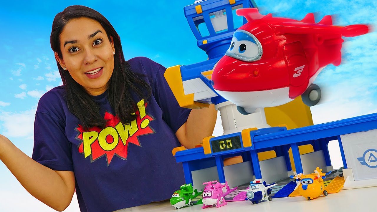 Spielzeugvideo f&uuml;r Kinder. Super Wings bauen einen Bahnhof. Spielzeug Kindergarten mit Valeria