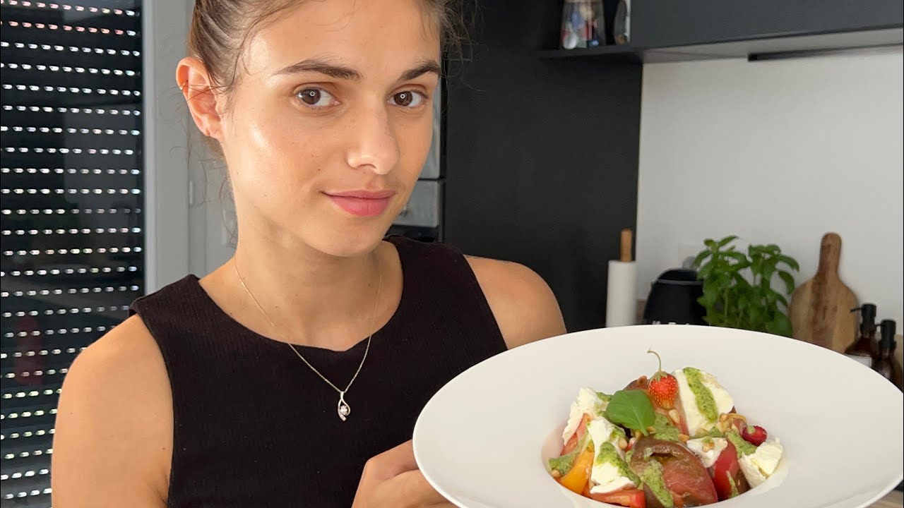 [ASMR FR] EN CUISINE - RECETTE SALADE DE TOMATES,FRAISES, BURRATA & PESTO MAISON